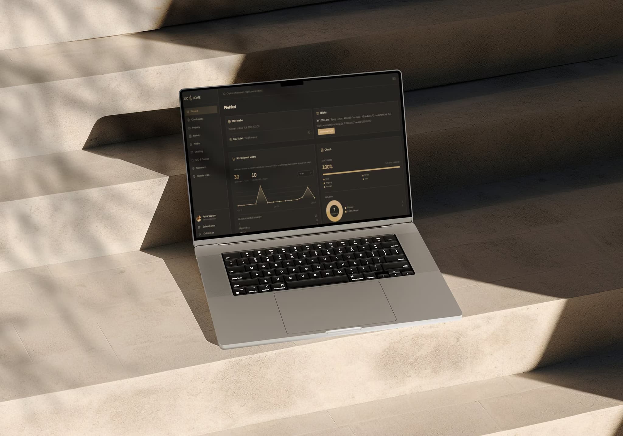 Mockup nativního admin panelu na notebooku